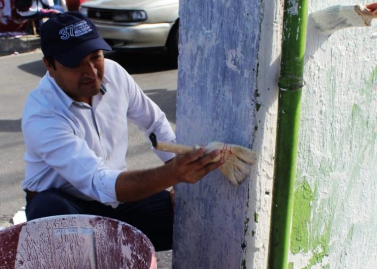 Con brocha en mano el alcalde de Soyapango se une a campaña de limpieza en bulevar del Ejército