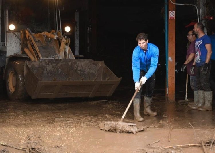 Rafael Nadal ayuda en tareas de limpieza tras inundaciones en España