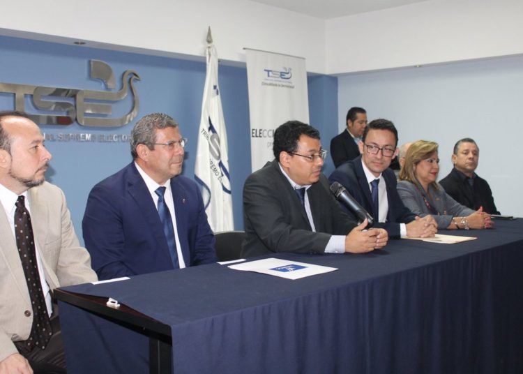 Se inscribe en el TSE fórmula presidencial del partido VAMOS