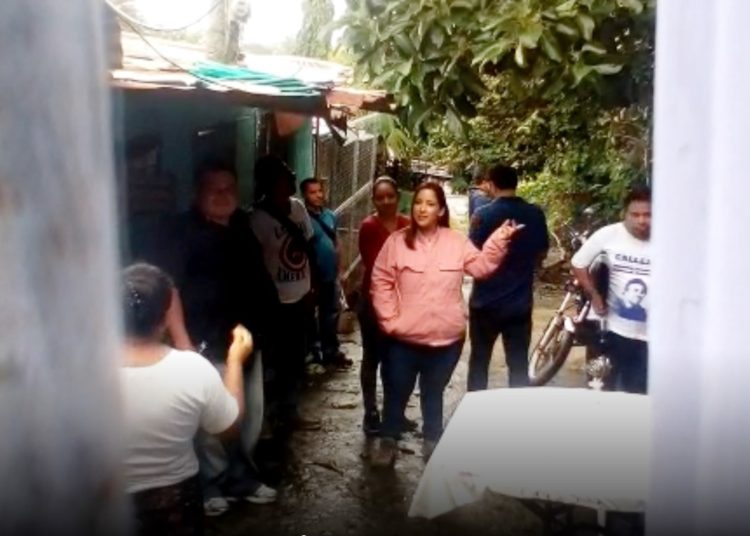 (VÍDEO) Mujer de la tercera edad maldice al partido ARENA por “ladrones”