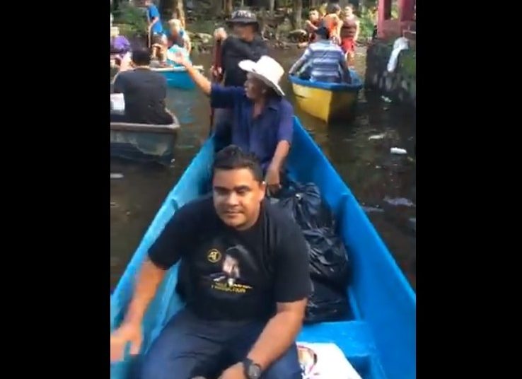 (VÍDEO) Equipo de Álvaro Torres entrega víveres a familias de laguna El Jocotal