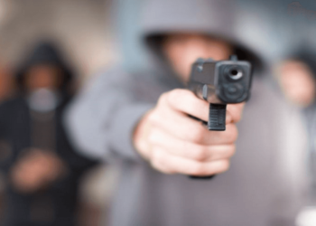 (VIDEO) Por estar en whatsApp, hombre no se percata que el bar donde estaba era asaltado