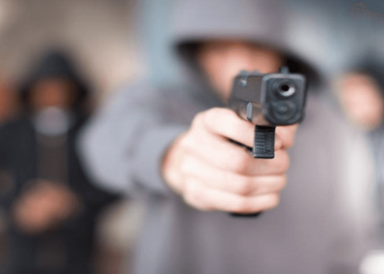 (VIDEO) Por estar en whatsApp, hombre no se percata que el bar donde estaba era asaltado