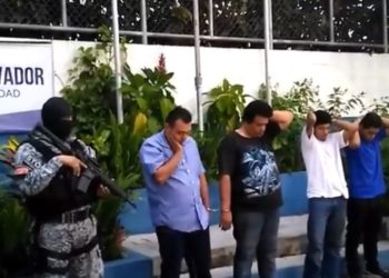 PNC presenta a pandilleros que viajaban en carro robado y que se les quedó sin combustible