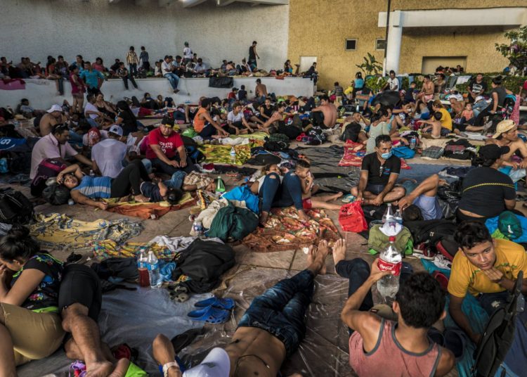 México ofrece trabajo y atención médica a la caravana migrante para frenar su paso a EE UU