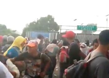 [VIDEO] Caravana de migrantes se enfrenta con policía federal de México. Hay un muerto y varios heridos