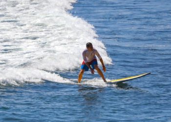 (VÍDEO) Carlos Calleja hace un alto en su campaña y surfea en playa El Sunzal