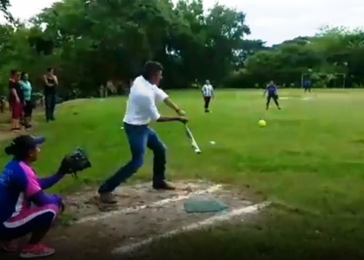 (VÍDEO) «Ponchan» en primera base a Carlos Calleja