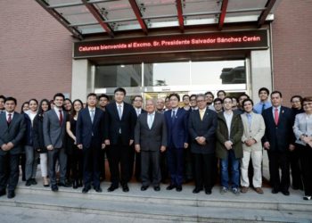 Sánchez Cerén se reúne con becarios salvadoreños en China