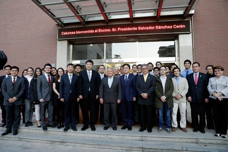 Sánchez Cerén se reúne con becarios salvadoreños en China