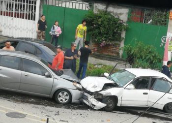 Conductor ebrio provoca triple accidente de tránsito en calle al Volcán