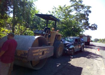 Conductor de pick up choca con una aplanadora en La Unión