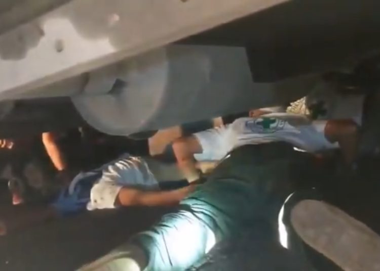 (VÍDEO) Dramáticas imágenes de un ciclista que murió atropellado por un bus en Santa Ana