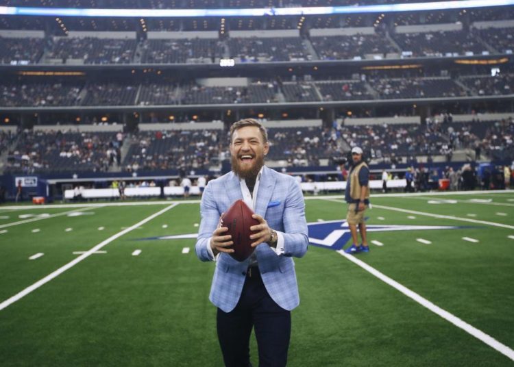 Conor McGregor hizo el ridículo con un balón de fútbol americano y estallan las burlas