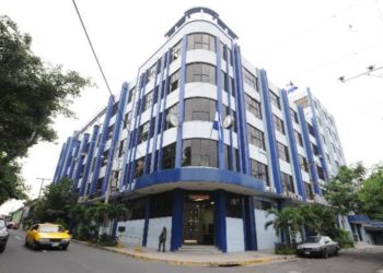 Empleados de CCR denuncian aumento de mil dólares en salario de presidenta y magistrados