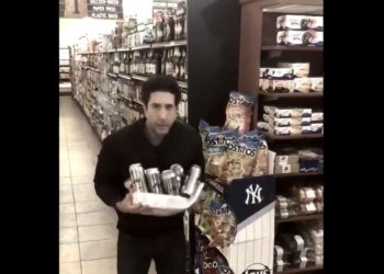 VÍDEO: La divertida reacción del actor de “Friends” tras ser señalado por robo de cervezas