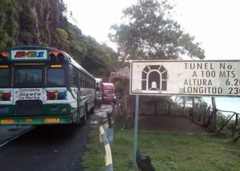 Detenido el tráfico sobre carretera el Litoral debido a derrumbes