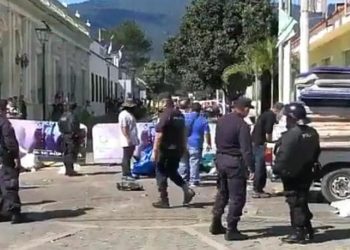 UMO desaloja a empleados despedidos de alcaldía de Santa Tecla