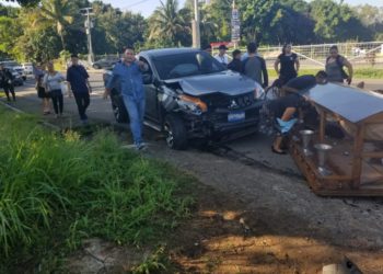 Carro fúnebre se accidenta y lanza ataúd con cadáver a la carretera