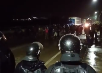 300 migrantes hondureños intentaron cruzar esta noche a El Salvador por frontera El Amatillo