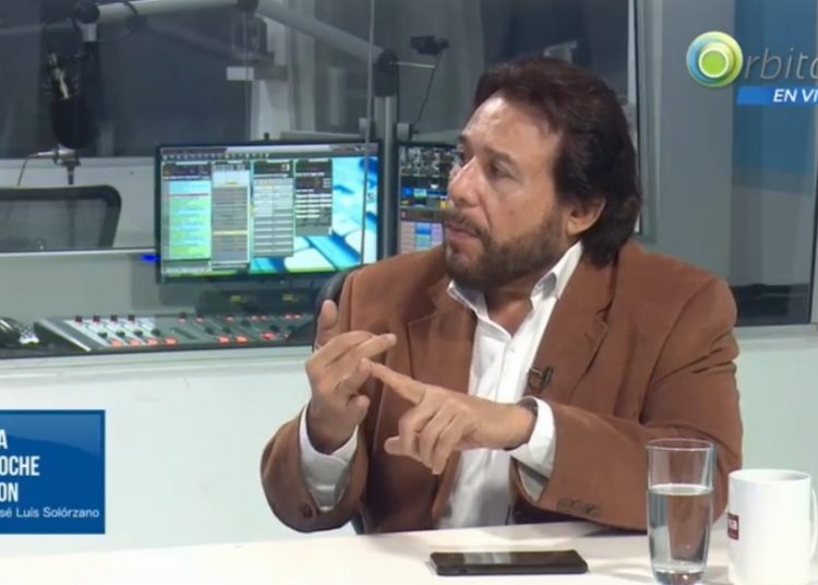 Félix Ulloa: Un grupo de mujeres del ISDEMU iban a tirarle una taza de café a Nayib