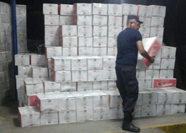 Capturan a dos guatemaltecos por contrabando de galletas y jugos