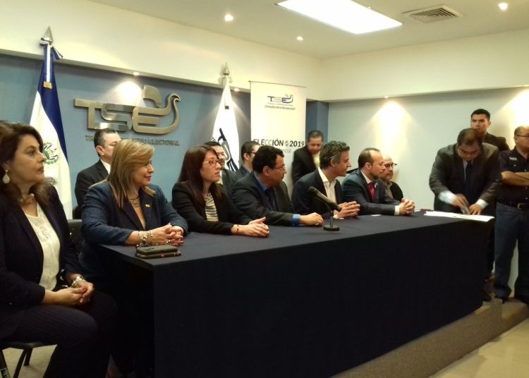 Carlos Calleja y Carmen Aída Lazo se inscriben ante el TSE