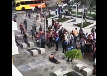 (VÍDEO) Hombre se lanza de la segunda planta de un negocio de ropa usada en centro de San Salvador
