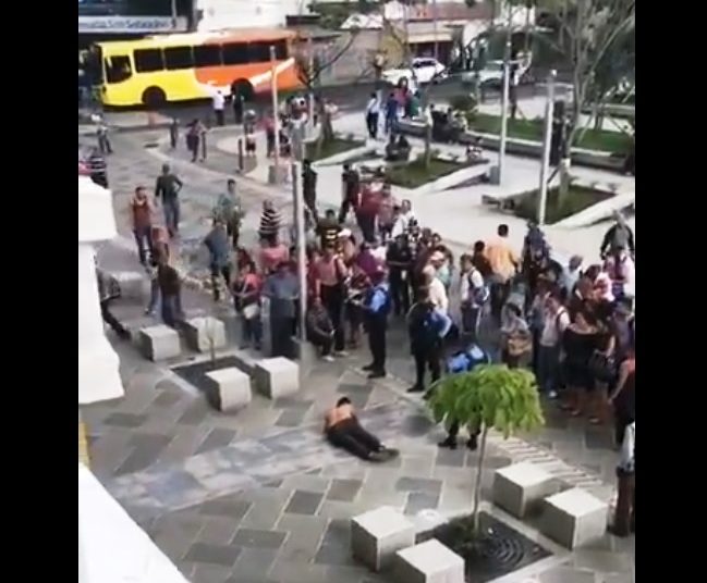 (VÍDEO) Hombre se lanza de la segunda planta de un negocio de ropa usada en centro de San Salvador