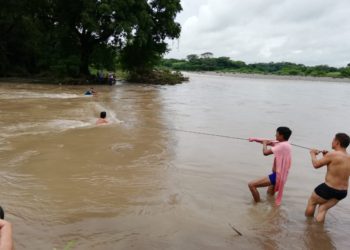 Hondureños pasan «de mojados» a El Salvador