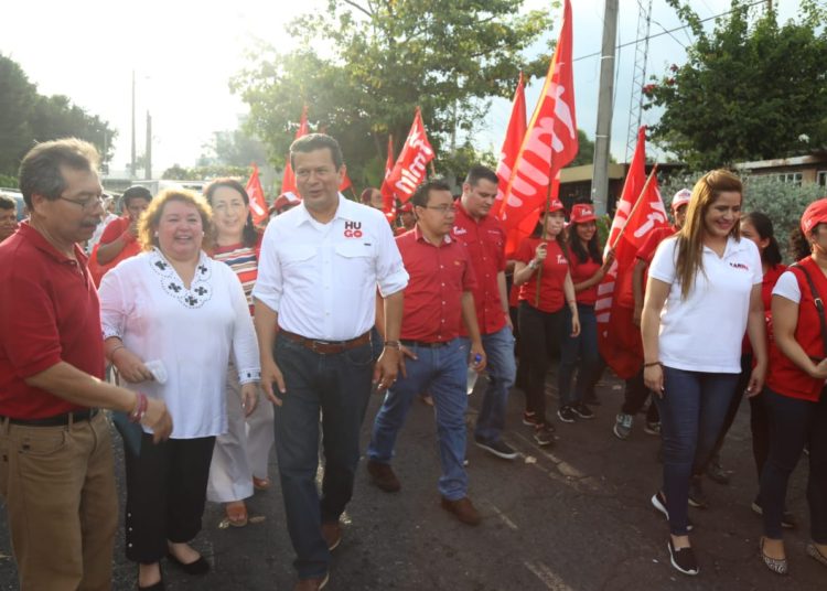 Hugo Martínez y Karina Sosa recorren San Salvador casa por casa