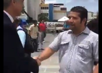 (VIDEO) En el Centro Histórico, capitalinos piden al presidente de ARENA que «devuelvan lo robado»