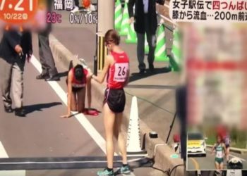 Atleta se fractura la pierna en plena maratón y culmina la carrera gateando