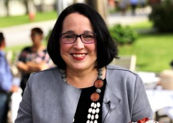 ¿De qué se trata el “Challenge” que la embajadora Jean Manes quiere poner de moda entre salvadoreños?