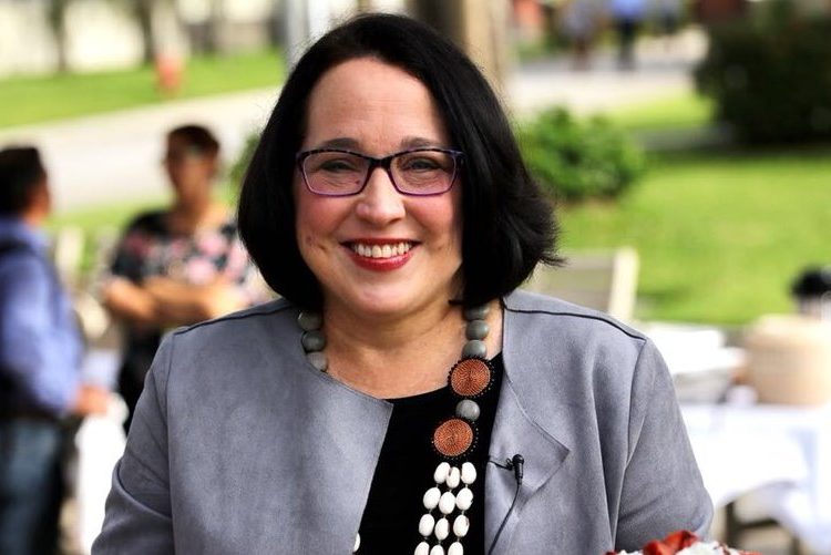 ¿De qué se trata el “Challenge” que la embajadora Jean Manes quiere poner de moda entre salvadoreños?