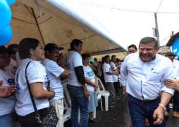 Bajo torrencial lluvia VAMOS inició campaña en La Libertad