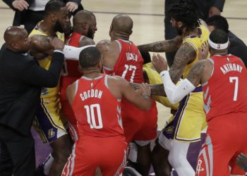 Jugadores de los Lakers y Rockets sancionados por protagonizar pelea en pleno juego