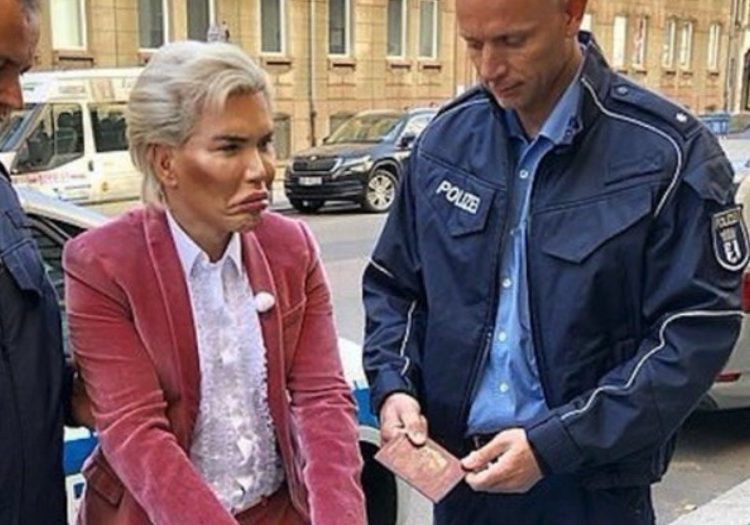 Arrestan al Ken Humano por no parecerse a la fotografía de su pasaporte