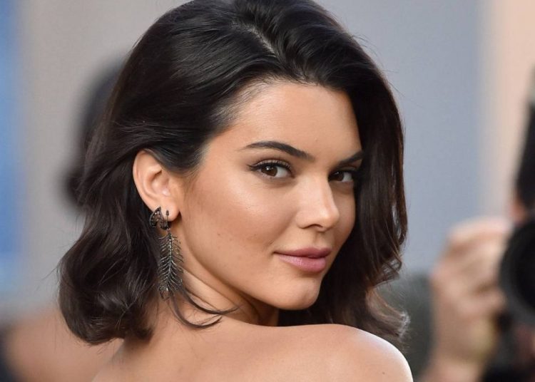 Kendall Jenner acepta que espía a sus ex novios en redes sociales