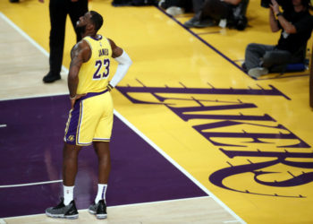 Los Nuggets arruinan el debut de LeBron James en el Staples Center