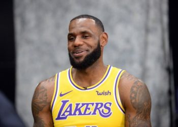 LeBron James recibe su primer título de la temporada