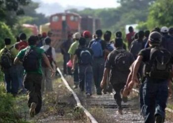 López Obrador promete visas de trabajo para migrantes salvadoreños