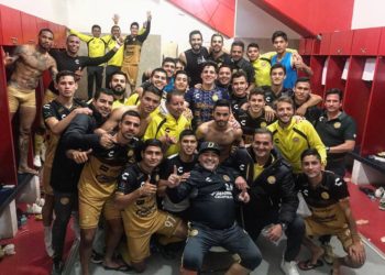 Diego Maradona festeja con muleta otro triunfo de Dorados