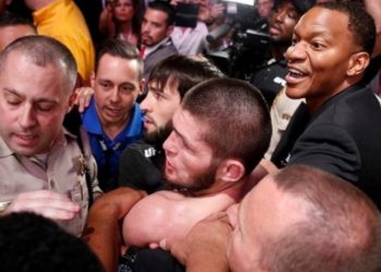 VÍDEO: El brutal ataque de Khabib Nurmagomedov al saltar del ring para pelear con un miembro del equipo de McGregor