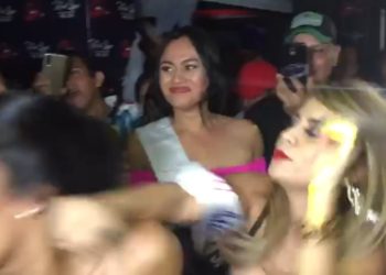 (VÍDEO) Miss Colita golpeó en el rostro a candidata que cuestiono sus atributos