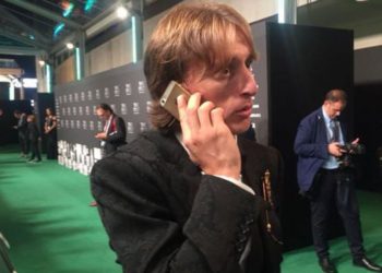 No es lo que parece: Fin del misterio de la imagen de Modric y un iPhone antiguo