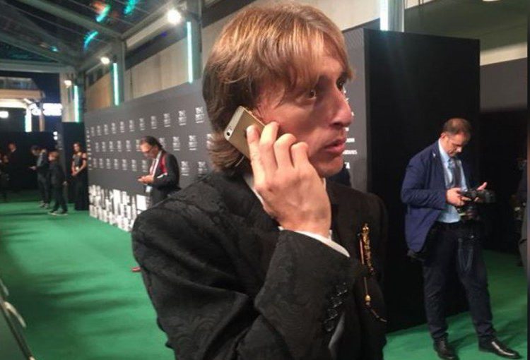 No es lo que parece: Fin del misterio de la imagen de Modric y un iPhone antiguo