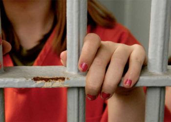 Cuatro años de cárcel a mujer que propinó un puñetazo y una “patada” a una vecina