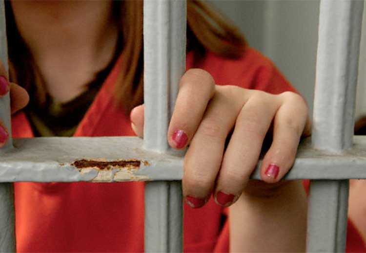 Cuatro años de cárcel a mujer que propinó un puñetazo y una “patada” a una vecina