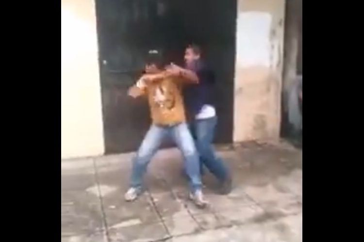 (VÍDEO) Motoristas se van a los puños por intolerancia vial